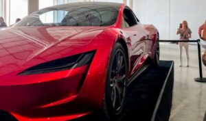 Elon Musk gợi ý về hai tính năng điên rồ cho Tesla Roadster mới