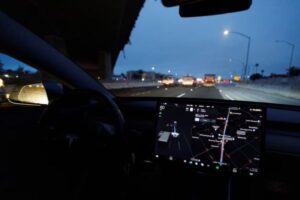 Tesla bị điểm "kém" về công nghệ lái xe tự động