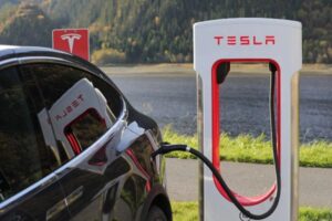Tesla khai trương trạm Supercharger lớn nhất thế giới